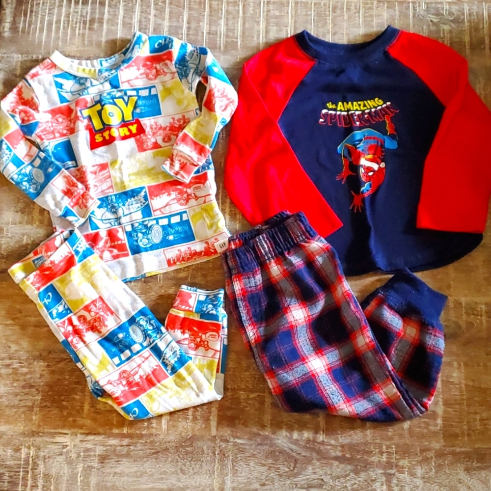 Gap Pajamas set of 2 sz 18-24 months